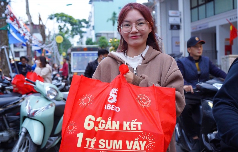 Tết sẻ chia trên phố ẩm thực Nguyễn Văn Tuyết