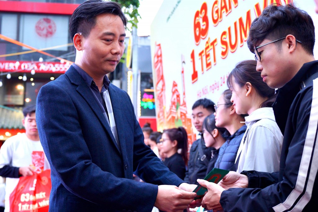 trao lì xì tới người lao động