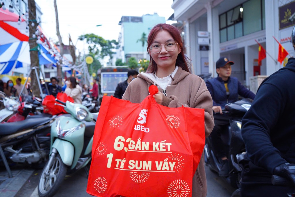 Tết sẻ chia trên phố ẩm thực Nguyễn Văn Tuyết