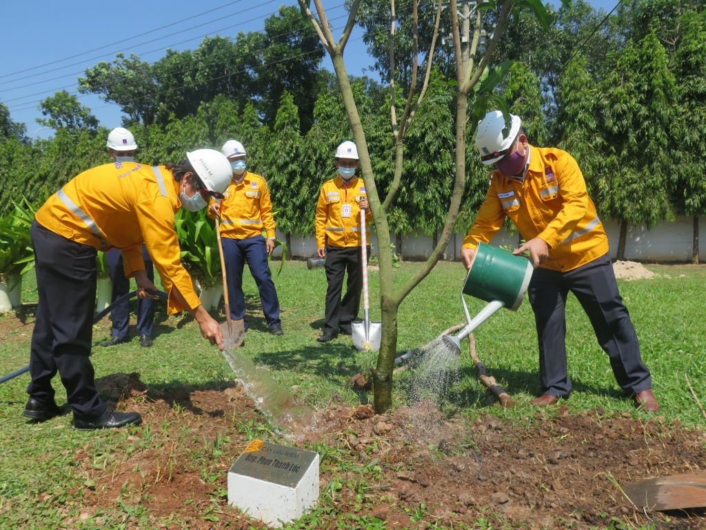 Thực hiện trồng 20 cây xanh đầu tiên của Chương trình tại Trung tâm Phân phối Khí Phú Mỹ