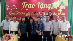 chu tich quoc hoi nguyen thi kim ngan tham du le trao qua tet am ap tai tinh ben tre