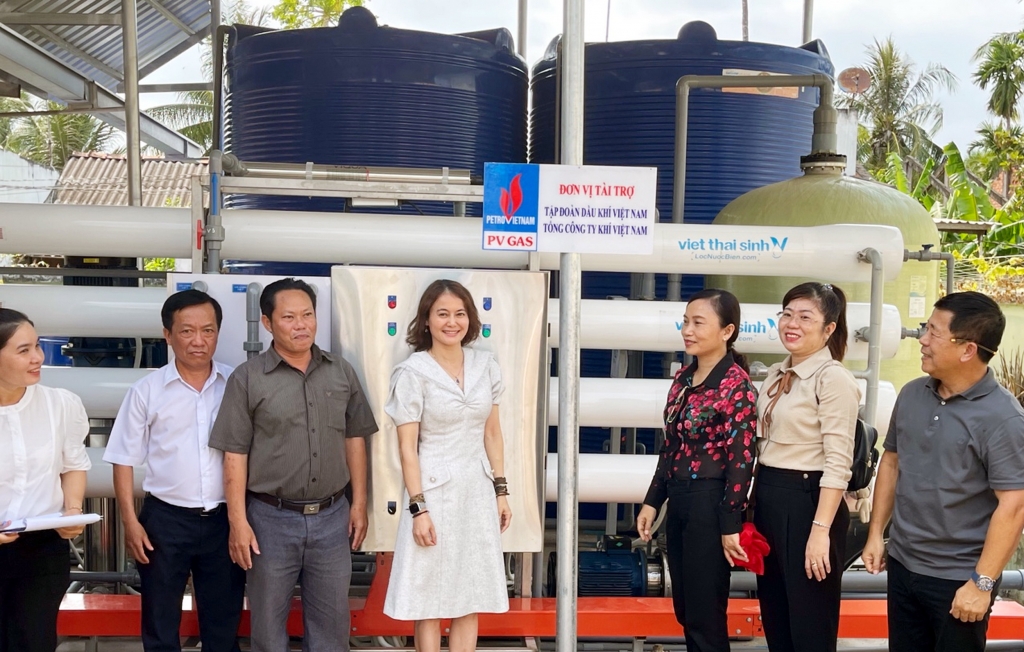 Tham quan hệ thống lọc nước mới được trang bị tại  nhà máy nước xã Tân Hào
