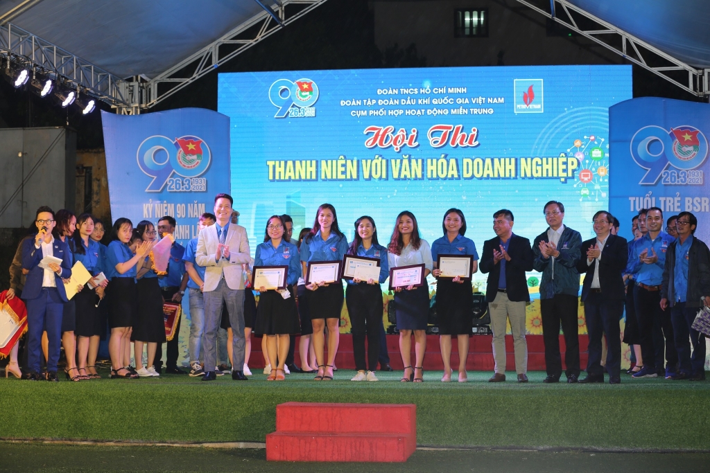 Ban tổ chức trao các giải thưởng Hội thi “Thanh niên với văn hóa Doanh nghiệp” cho 5 đội thi.