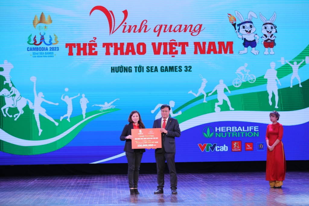 Bà Venus Teoh Kim Wei - Phó Tổng Giám Đốc SABECO trao số tiền thưởng 230 triệu đồng dành cho các VĐV tiêu biểu Việt Nam tại sự kiện Vinh Quang Thể Thao VN sáng 19/3 tại Hà Nội