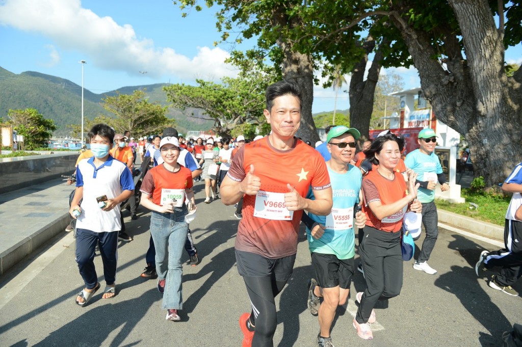 Ông Bennet Neo - Tổng Giám đốc SABECO (giữa hình) trên đường chạy Tiền Phong Marathon lần thứ 63 (năm 2022)