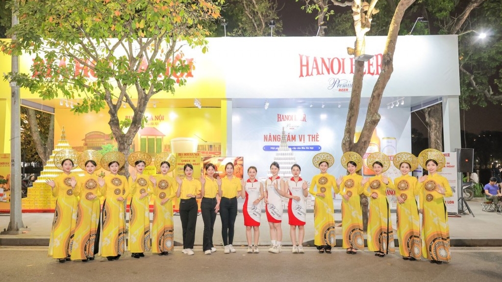 Gian hàng Bia Hà Nội tạo ấn tượng với du khách trên phố đi bộ Hồ Gươm
