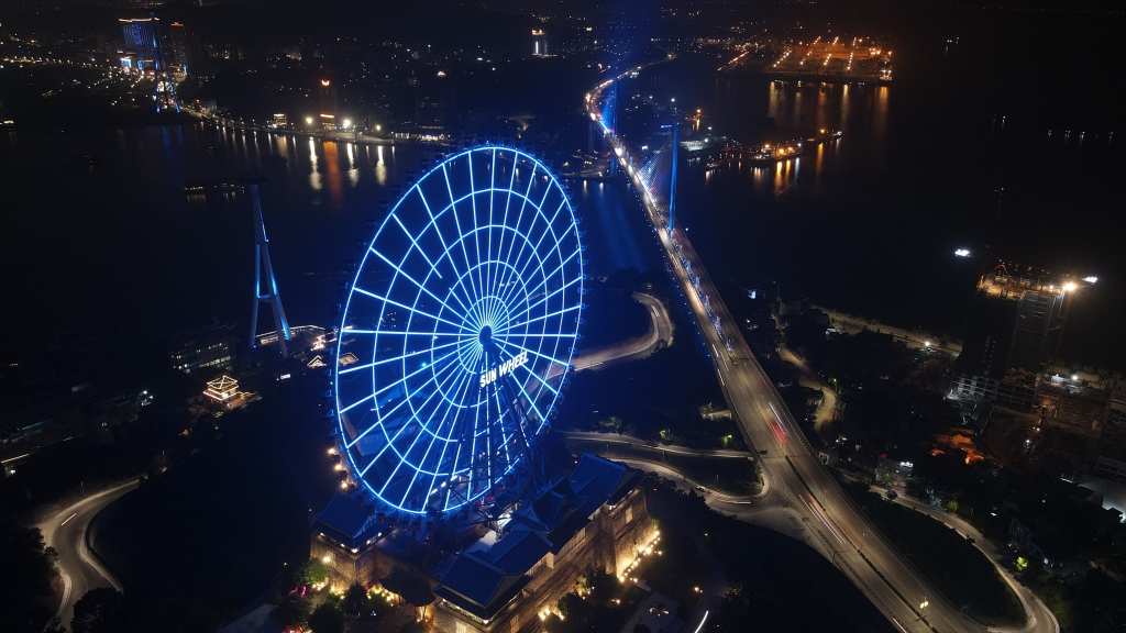 Vòng quay Sun Wheel và cầu Bãi Cháy tại Hạ Long rực sáng màu xanh lơ Vòng quay Sun Wheel và cầu Bãi Cháy tại Hạ Long rực sáng màu xanh lơ