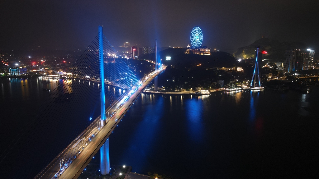 Cầu Bãi Cháy và Sun Wheel Hạ Long thắp đèn xanh lơ Cầu Bãi Cháy và Sun Wheel Hạ Long thắp đèn xanh lơ