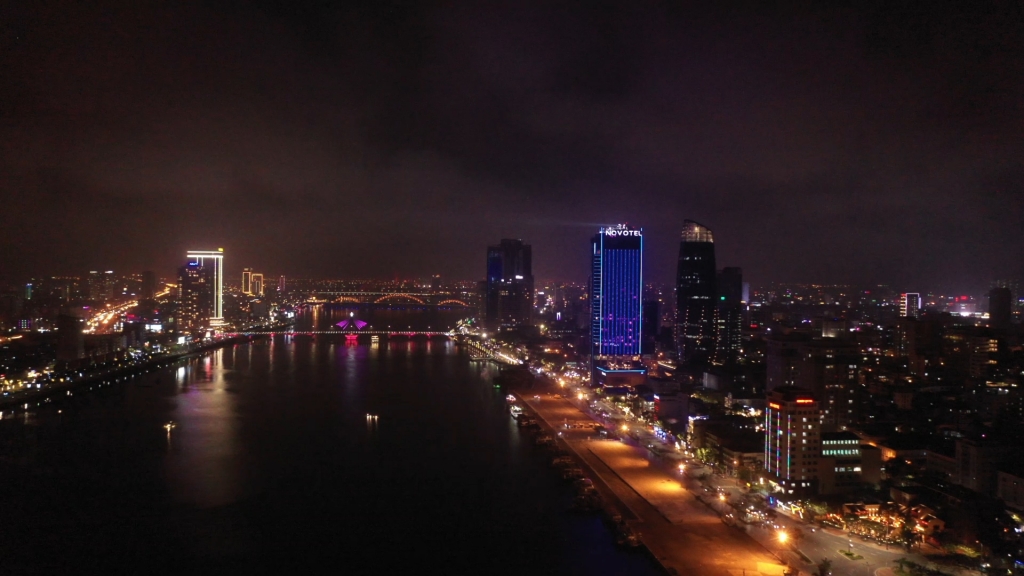 Khách sạn Novotel Danang Premier Han River thắp đèn xanh lơ vì người tự kỷ (2) Khách sạn Novotel Danang Premier Han River thắp đèn xanh lơ vì người tự kỷ (2)