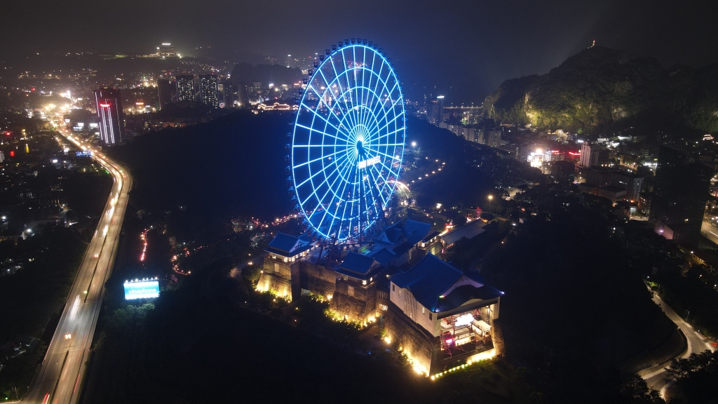 Vòng quay Sun Wheel tại Hạ Long thắp đèn xanh lơ vì người tự kỷ Vòng quay Sun Wheel tại Hạ Long thắp đèn xanh lơ vì người tự kỷ