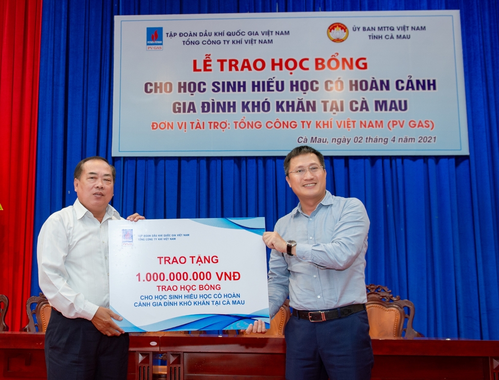 Đại diện PV GAS trao tặng chứng nhận trao 1 tỷ đồng học bổng học sinh vượt khó Cà Mau