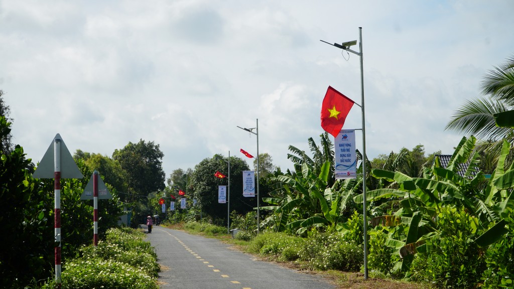 Đoạn đường dài 1 km tại xã Tân Kiều, huyện Tháp Mười, Đồng Tháp được thắp sáng nhờ hệ thống đèn năng lượng mặt trời từ sáng kiến “Thắp sáng đường quê”