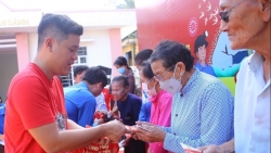 chuoi hoat dong hanh trinh cung nhau lam nen tet trao 1000 phan qua cho cac don bien phong hai doi va ngu dan phu yen