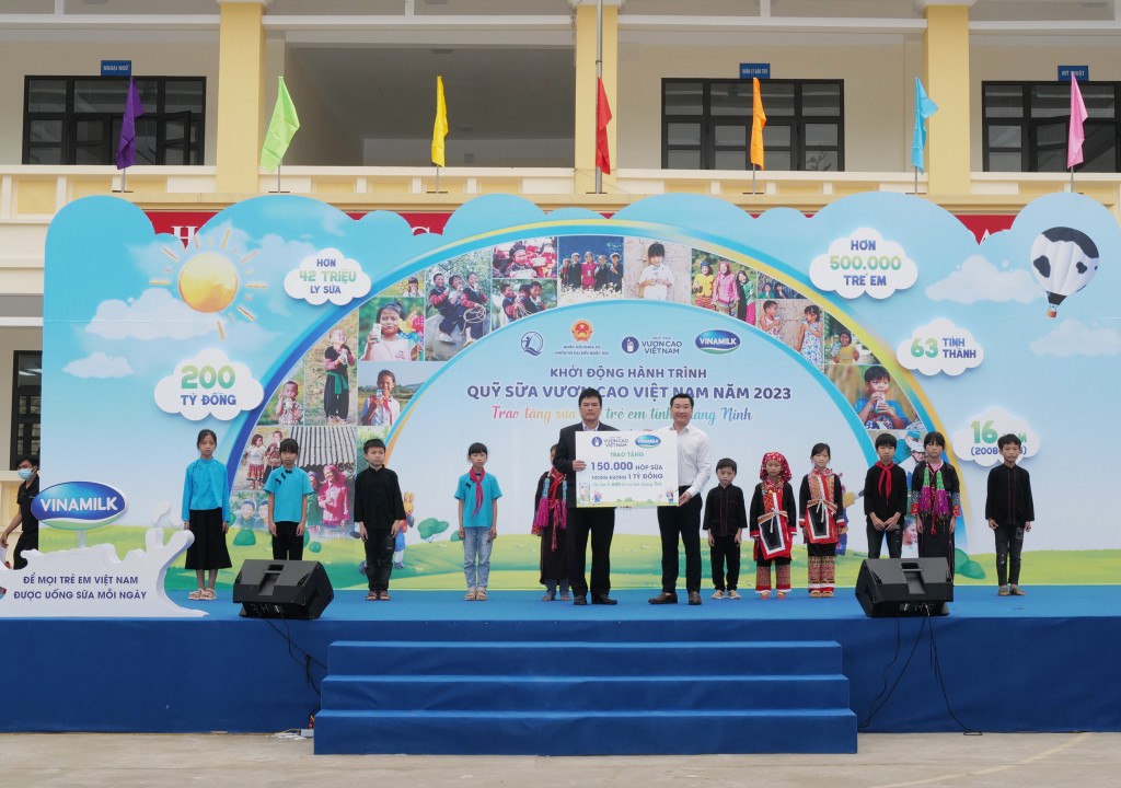 Năm nay, trẻ em có hoàn cảnh đặc biệt tại Quảng Ninh sẽ được nhận 150.000 hộp sữa trị giá 1 tỷ đồng từ Quỹ sữa Vươn cao Việt Nam