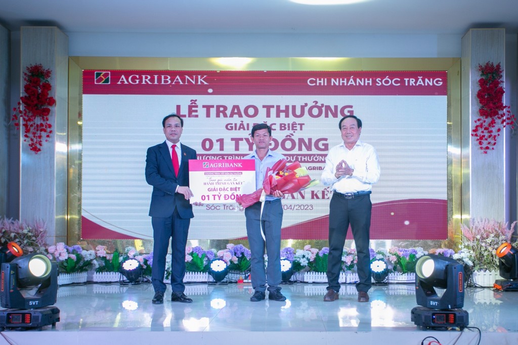 Agribank trao 1 tỷ đồng tới khách hàng gửi tiết kiệm tại Sóc Trăng