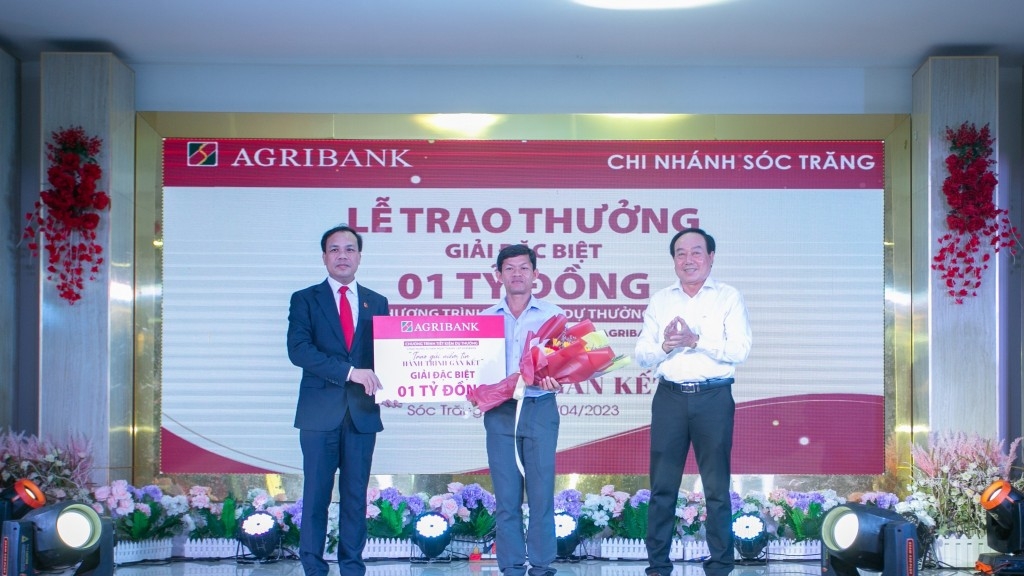 Agribank trao 1 tỷ đồng tới khách hàng gửi tiết kiệm tại Sóc Trăng