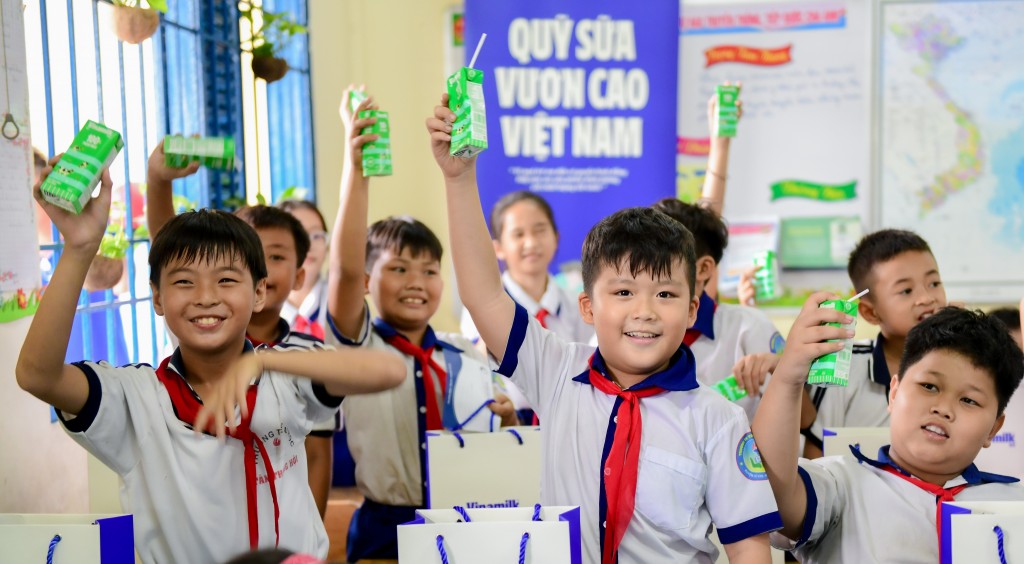 Khởi động hành trình năm thứ 18 đúng kịp kỷ niệm 50 thống nhất đất nước, Quỹ sữa vươn cao Việt Nam của Vinamilk đã dành tặng 500.000 hộp sữa đến 11.000 trẻ em (Ảnh: Nam Anh).