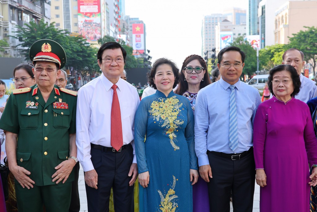 Chủ tịch UBND TP.HCM Nguyễn Văn Được (thứ hai từ phải sang) cùng các đại biểu trong Top 60 Cá nhân tiêu biểu của Thành phố. (Ảnh: Nguyễn Hoàng).