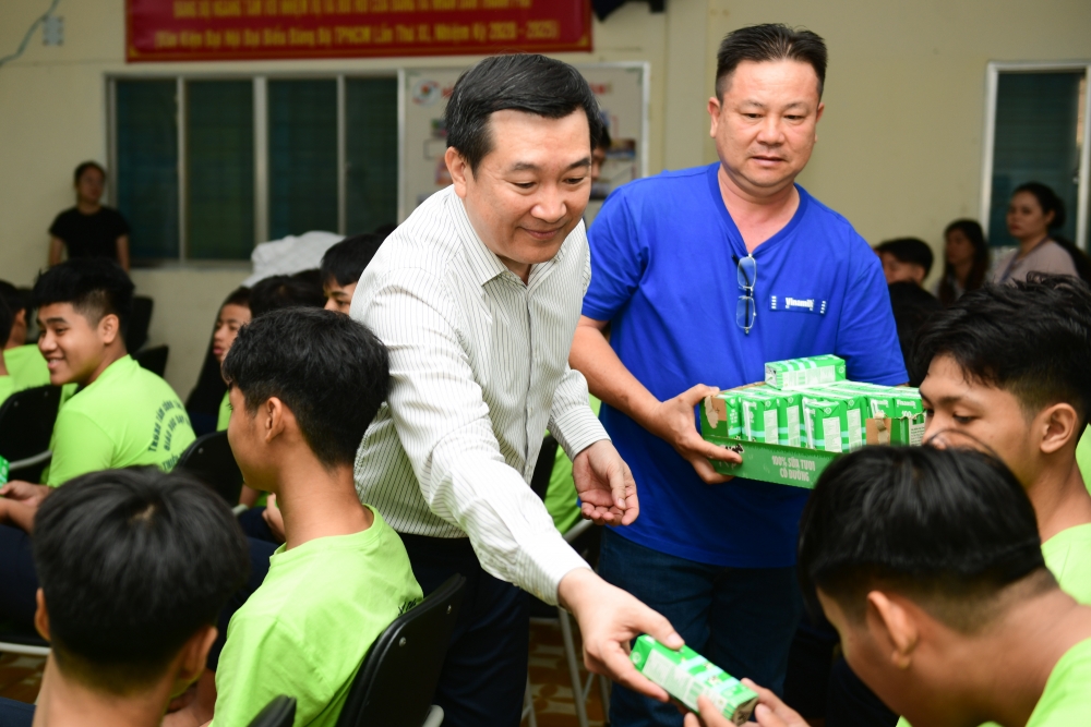 500.000 sản phẩm Vinamilk từ Quỹ sữa Vươn cao Việt Nam đến với trẻ em dịp 50 năm thống nhất đất nước