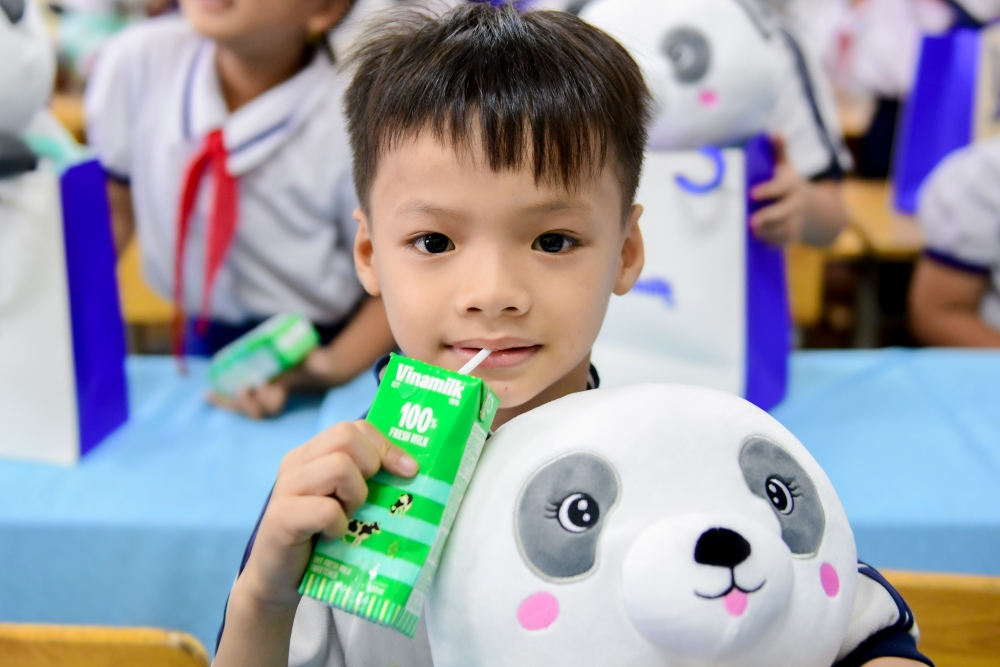 500.000 sản phẩm Vinamilk từ Quỹ sữa Vươn cao Việt Nam đến với trẻ em dịp 50 năm thống nhất đất nước