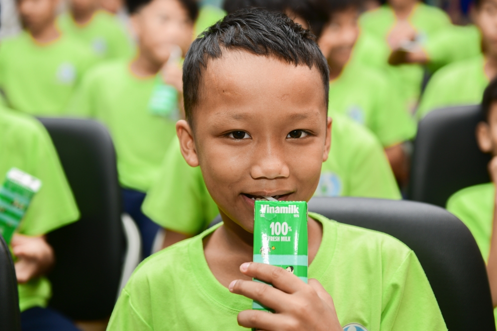 500.000 sản phẩm Vinamilk từ Quỹ sữa Vươn cao Việt Nam đến với trẻ em dịp 50 năm thống nhất đất nước