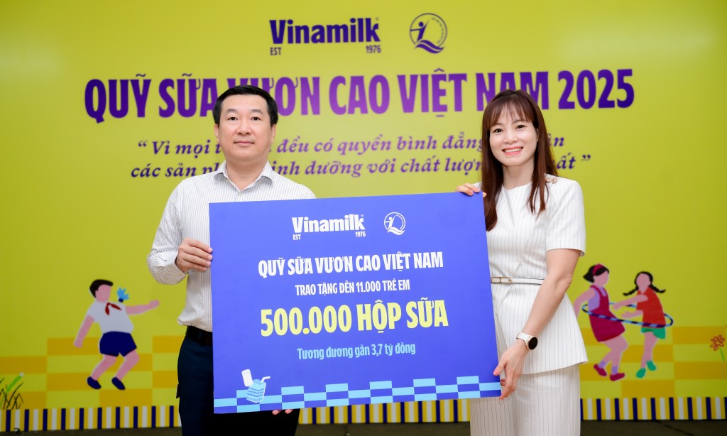 Ông Đỗ Thanh Tuấn – Giám đốc Đối ngoại Vinamilk – trao tặng bảng tượng trưng 500.000 hộp sữa cho đại diện Quỹ Bảo trợ Trẻ em Việt Nam nhân dịp khởi động Quỹ sữa năm 2025 (Ảnh: Nam Anh).