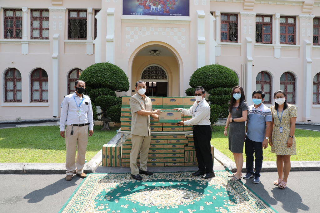 Angkormilk trao tận tay 1.000 thùng sữa cho đại diện chính quyền Phnom Penh để hỗ trợ cho người dân và trẻ em tại các “vùng đỏ” trong những ngày bị cách ly, phong tỏa