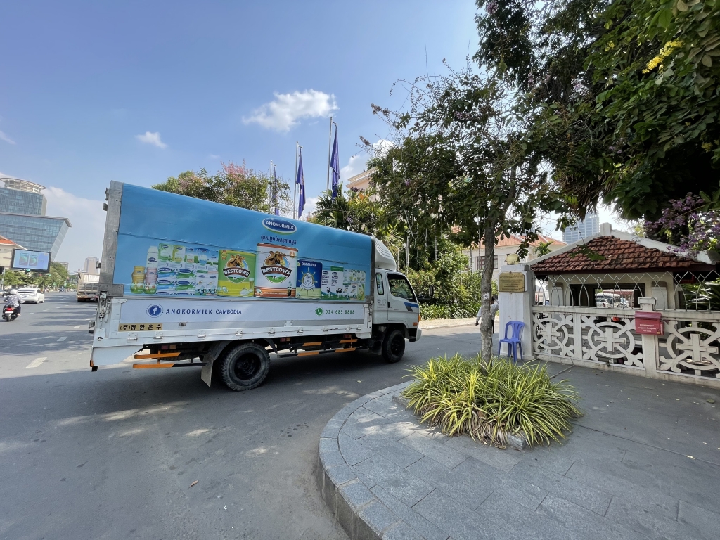 Các chuyến xe của Angkormilk kịp thời mang sữa đến các “vùng đỏ” tại thủ đô Phnom Penh ngay giai đoạn phong tỏa, cách ly gắt gao