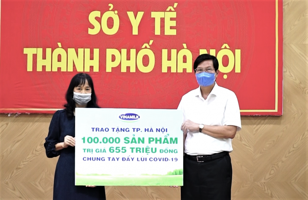 Hình 1: Gần 100.000 sản phẩm, tương đương hơn 655 triệu đồng, đã được Vinamilk trao tặng đại diện Sở Y tế TP. Hà Nội