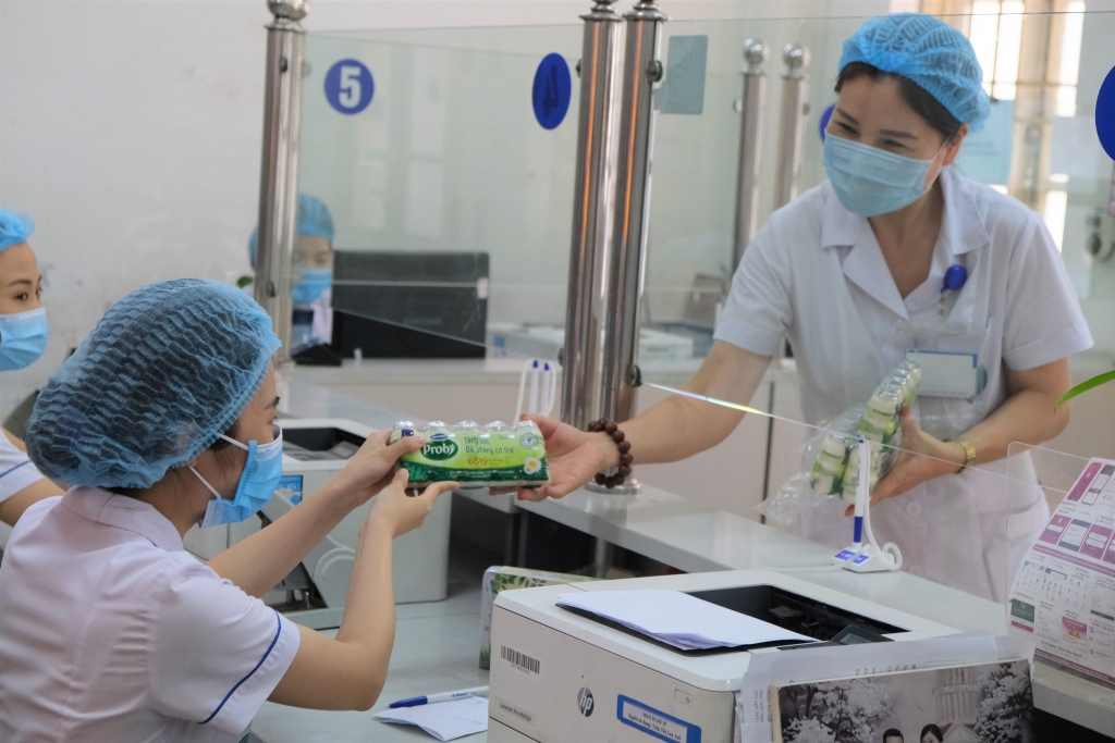 Hình 3: Các sản phẩm Vinamilk đã kịp thời “tiếp sức” cho các cán bộ y tế tại Bệnh viện Đa khoa Hà Đông