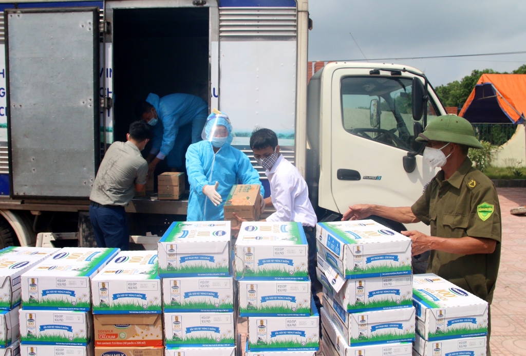 Hình 4:  Gần 100.000 sản phẩm khác đã được Vinamilk ủng hộ tại 2 địa phương Bắc Ninh và Hà Nam trong đợt này