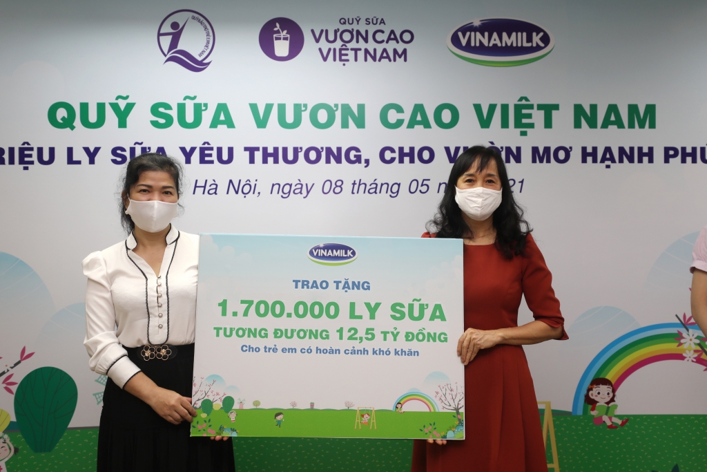 Hình 7: Năm 2021, 1,7 triệu ly sữa từ Quỹ sữa Vươn cao Việt Nam và Vinamilk sẽ đến với 19.000 trẻ em khó khăn