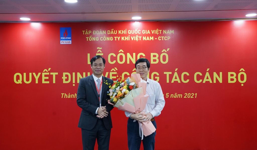 Công đoàn Dầu khí Việt Nam gửi tặng hoa cho đồng chí Nguyễn Văn Hùng, cựu Chủ tịch Công đoàn PV GAS về nghỉ hưu
