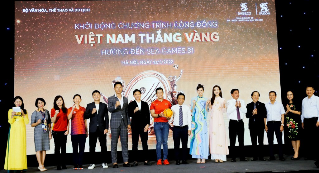 Đại diện Ban Tổ chức và các Hoa hậu, cầu thủ chụp ảnh lưu niệm