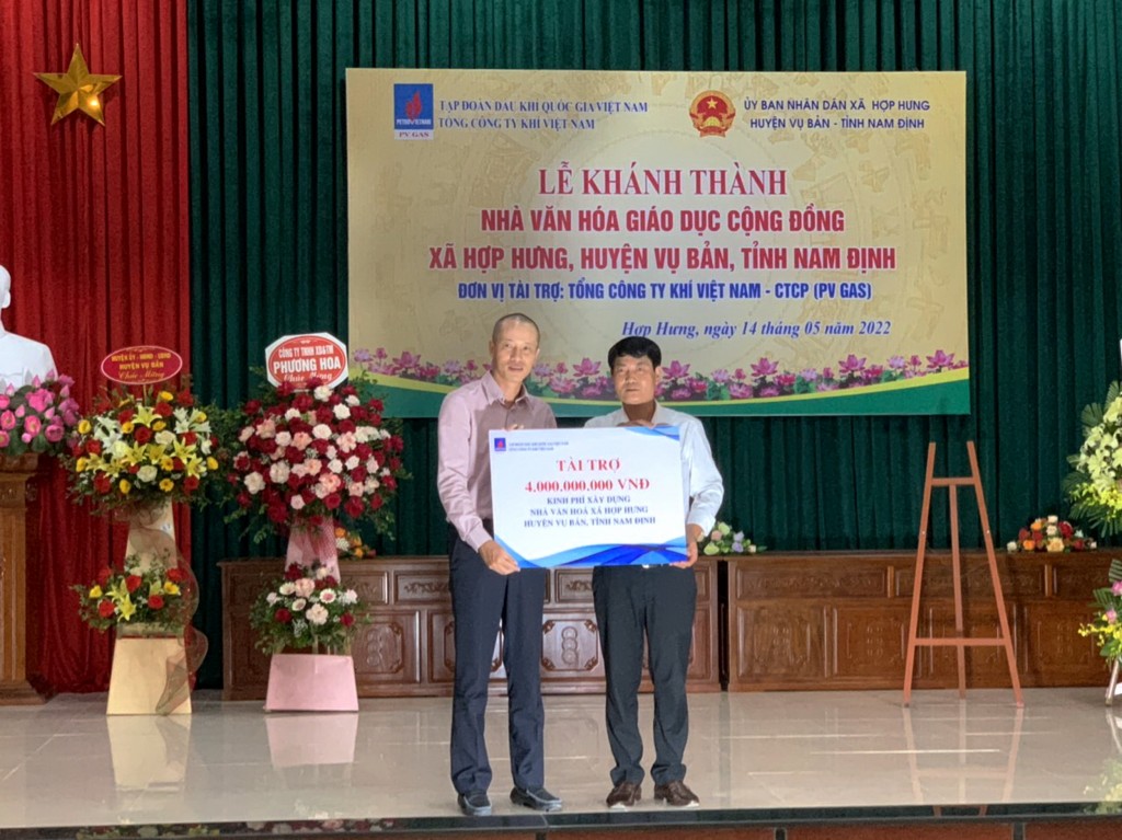 ông Đỗ Đông Nguyên - Thành viên độc lập HĐQT PV GAS trao chứng nhận tài trợ công trình cho xã Hợp Hưng, Nam Định
