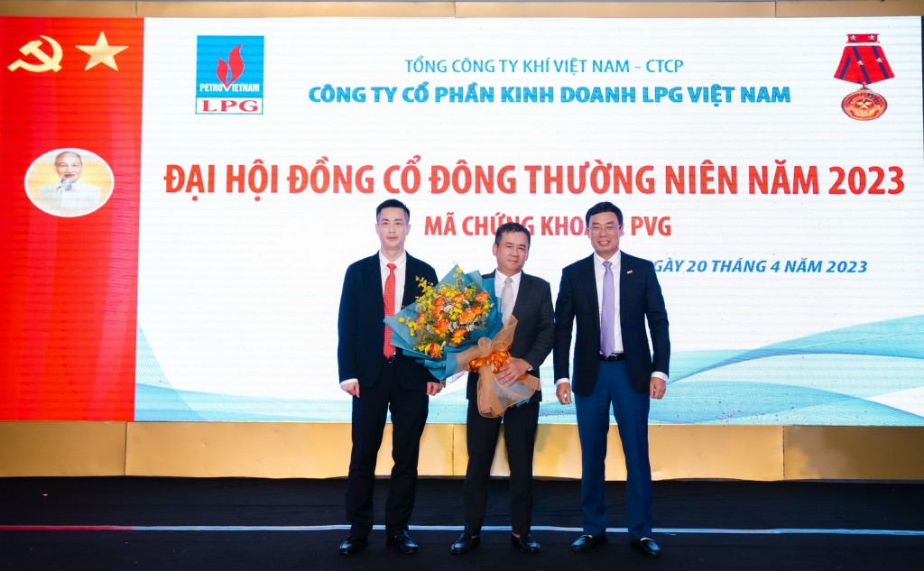 Ông Triệu Quốc Tuấn - Thành viên HĐQT PV GAS và ông Nguyễn Hải Long - thành viên HĐQT, Giám đốc PV GAS LPG tặng hoa chúc mừng ông Hoàng Việt Dũng - Tân Chủ tịch HĐQT PV GAS LPG