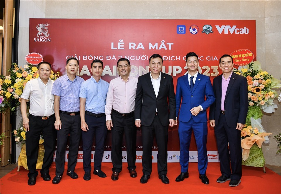 Ông Trần Quốc Tuấn - Chủ tịch VFF (thứ 3 từ phải sang) và các lãnh đạo VFF tham dự lễ ra mắt VPL-S4