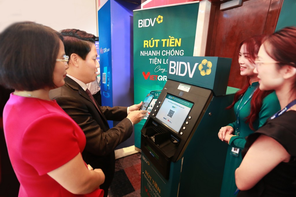 Phó Thống đốc NHNN Phạm Tiến Dũng trải nghiệm dịch vụ VietQRCash tại gian hàng BIDV