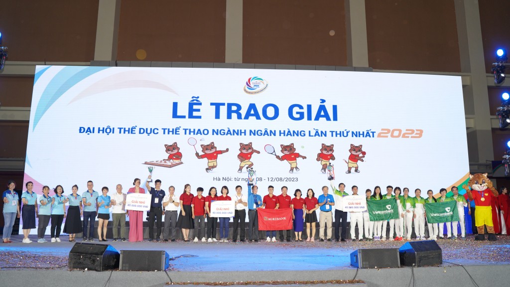 Các ngân hàng đạt giải Nhì toàn đoàn nhận trao thưởng