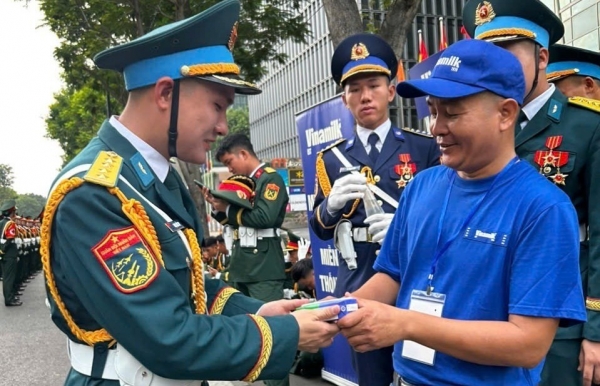 Vinamilk gửi tặng hơn 150.000 sản phẩm tói người dân tham gia 