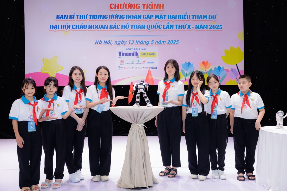 Vinamilk tiếp sức &quot;búp măng non&quot; viết tiếp hành trình Cháu ngoan Bác Hồ đầy tự hào