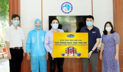 Vinamilk tặng 3.000 phần quà cho trẻ em đang cách ly tại các “điểm nóng” về dịch Covid-19