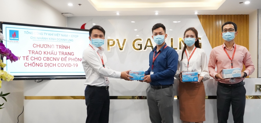 / Công đoàn PV GAS LNG trao nhu yếu phẩm phòng chống dịch cho từng người lao động