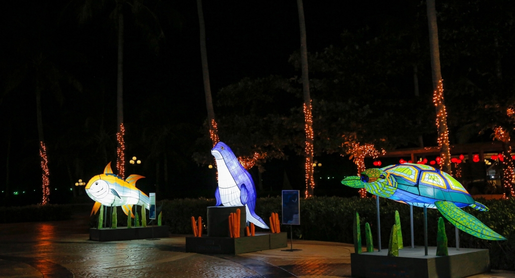 Mô hình các loài sinh vật biển đang có nguy cơ tuyệt chủng toả sáng trên quảng trường biển Phu Quoc Marina