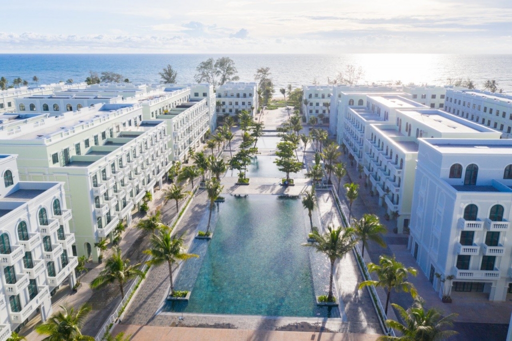 Bể bơi 3 tầng Phu Quoc Waterfront, rộng 3.500m2 thênh thang, nhìn thẳng ra biển được giới trẻ truyền tai nhau những ngày qua nằm trong khu phức hợp du lịch Phu Quoc Marina ở Bãi Trường. Không gian xung quanh bể là hệ thống shophouse theo phong cách kiến trúc Đông Dương sang trọng và lãng mạn