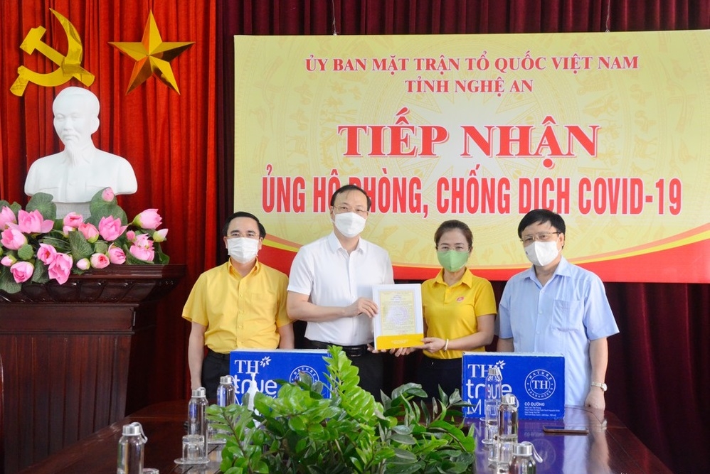Chủ tịch Ủy ban MTTQ tỉnh Nghệ An Võ Thị Minh Sinh trao thư cảm ơn của Ủy ban MTTQ tỉnh Nghệ An cho Tập đoàn TH.