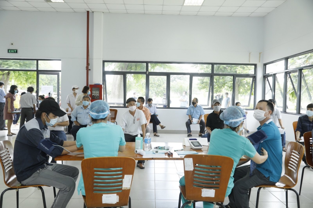 Khu vực tiêm chủng được Nhà Máy Bia Saigon Củ Chi bố trí theo tiêu chuẩn giãn cách qui định