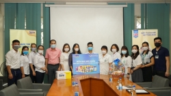 Vinamilk trao tặng 3.000 món quà đến gia đình cán bộ y tế tuyến đầu tại nhiều bệnh viện trên cả nước