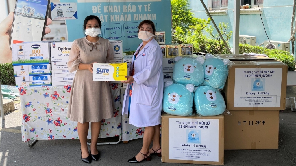 Món quà sức khỏe Vinamilk gửi đến bác sĩ, bệnh nhi F0 tại Bệnh viện Trưng Vương TP HCM