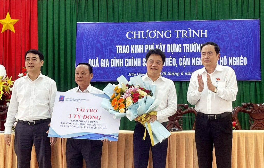 Đồng chí Hoàng Văn Quang – Tổng Giám đốc PV GAS trao tặng chứng nhận tài trợ cho tỉnh Hậu Giang